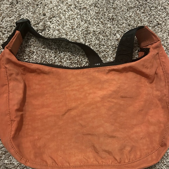 Rust medium crescent BAGGU. - Picture 4 of 8